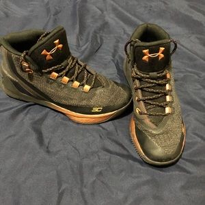 Boy’s Hi-top Under Armour Sneakers